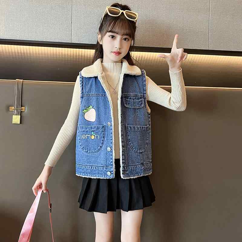 女の子用 デニム 厚手 フリース 暖か ベスト 秋冬 中大サイズ 羽織り アウトドア 普段使い カジュアル スタイル・スタイル: カジュアル・対象性別: 女・対象年齢: 4歳-14歳・主な素材: 綿90%.ポリエステル10%・生地: デニム・前開き: シングルボタン・カラー展開: ブルー草莓春秋.ブルー草莓加绒.ブルー兔子加绒・サイズ展開: 110.120.130.140.150.160.170・裏地: ファー・厚み: パッド入り