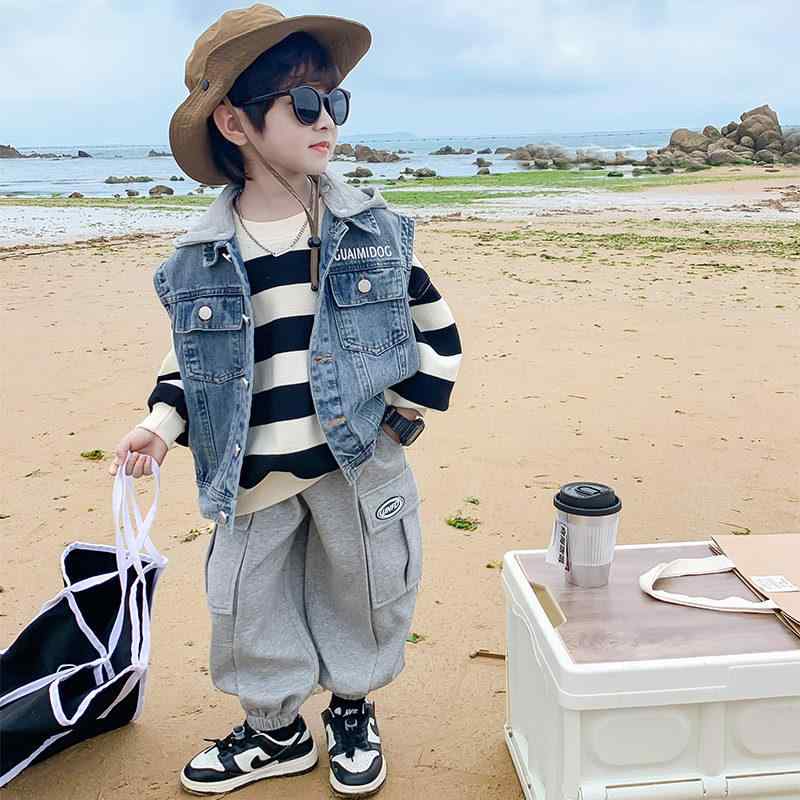男の子用 デニム ベスト 春秋 スタイリッシュ 外着 秋装 子供服 かっこいい 上着 ストリート ファッション コットン混 軽量 普段使い・スタイル: 韓国・厚み: 普通・前立て: シングルボタン・柄: 無地・対象: 男児・対象年齢: 18ヶ月.2歳.3歳.4歳.5歳.6歳.7歳.8歳.9歳・参考身長: 90cm.100cm.110cm.120cm.130cm.140cm・カラー: ブルー