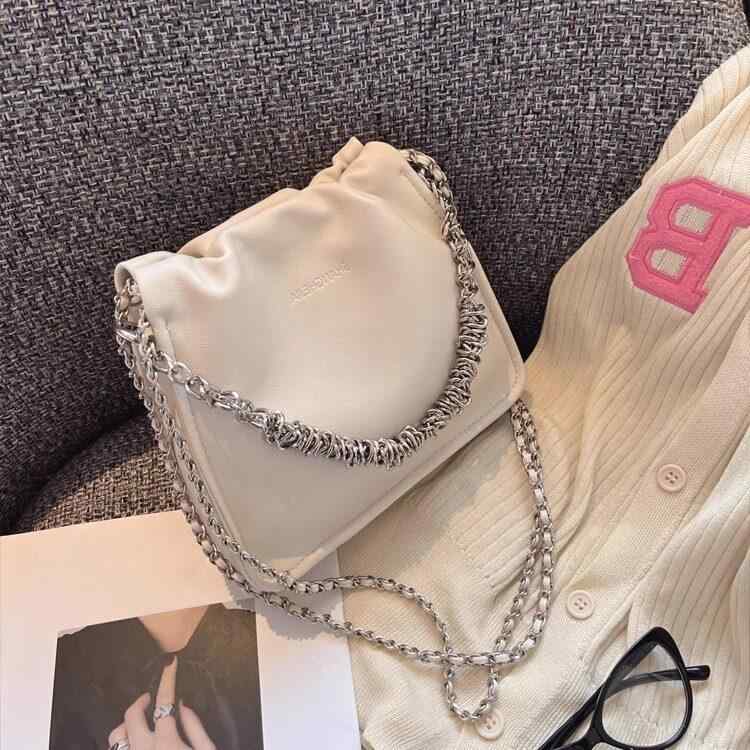 バッグ レディース チェーン付き プリーツ ハンドバッグ ショルダーバッグ 夏用 クラウド 高級感 ファッション 軽量 普段使い ・素材: PU・質感: ソフト面・留め具: 磁石・柄: 無地・スタイル: 欧米ファッション・形状: 方形ボックス・状態: ・要素: プリーツ・カラー展開: クリームホワイト.ミルクティー色.ライトブラウン.ブラック・内部構造: ジッパー隠し袋.仕切りジッパー袋.主袋・持ち方: ショルダー.斜め掛け.手持ち・装飾: チェーン・用途: 通勤・裏地素材: ポリエステル・ストラップスタイル: ダブル・対象: 中・持ち手タイプ: ソフトハンドル・外袋種類: 立体袋・硬度: 中程度ソフト・タイプ: シングルショルダーバッグ・サイズ: 中号