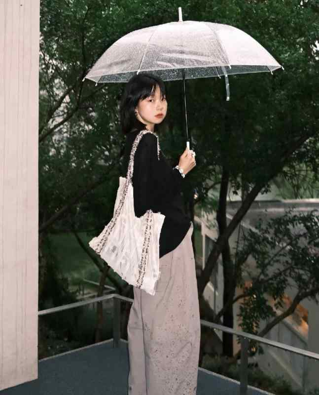 春夏 キャンバス 大容量 ショルダーバッグ 花柄 織帯 質感 個性 軽量 普段使い 鞄・スタイル: 日韓・要素: 光沢/スパンコール・款式: トートバッグ・裏地: ポリエステル・ストラップ: 2本・対象: ・シーン: 日常・形状: 横型方形・サイズ: 中・素材: 帆布・柄: 無地・カラー: 白色