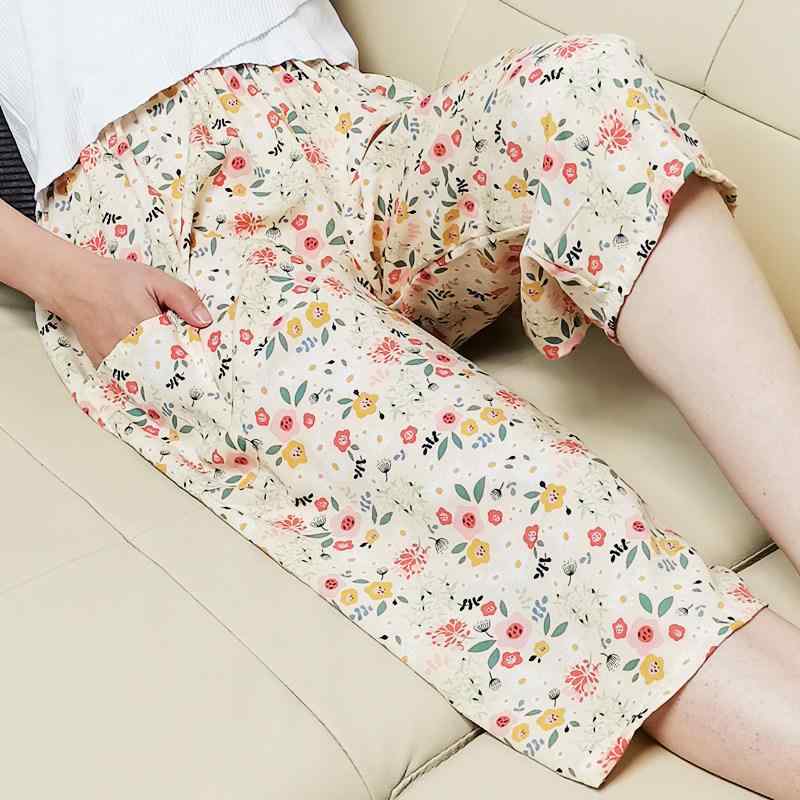 ルームパンツ レディース 夏 七分丈 ゆったり 薄手 ビッグサイズ 綿　 再生繊維 部屋着 涼しい 軽量 吸湿速乾 接触冷感 ホームウェア カジュアル・スタイル: 万能・パンツ形状: ストレート・スタイル詳細: ダブルウェスト・フロント: 伸縮・ウエスト位置: ハイウエスト・丈: 七分丈・サイズ展開: L.XL.XXL・主な素材: 粘膠繊維100%・柄: プリント・版型: ・厚み: 薄手・カラー展開: 杏底小碎花.米白郁金香.白兰花.彩色鸟.大小雏菊.格子.花鸟.藏藍花鸟.金色小鹿.蜻蜓.竖条.小雏菊.梅花.小圆点.中号圆点.三号小雏菊.彩色圆点.萝卜.仙人掌.五角星竖条.藏青.蝶儿双飞.几何格.帆船.大千鸟格.大格子.大白花.白条长方格.大字母2号.凤尾花.羽叶.白底小红花.黒白相间条.蝴蝶结.绿色格子.水滴.黒竹节.纯黒.爱心.爱心藏藍色.草绿格子.橙色叶子.花边小象.绿色丛林.十字花.抹茶绿.小黄花.小象.椰树大象.细格子.绿叶.怦然心动.三叶花.水墨画.小粉花.小果子米色