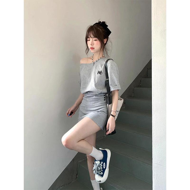 レディース 夏 スポーツウェア セット シンプル ボートネック オフショルダー 短袖 ミニスカート ウエストシェイプ カジュアル 吸湿速乾 軽量・組み合わせ: 2点セット・主な素材: 綿71-80%・袖丈: 半袖・ネックライン: クルーネック・着用方法: プルオーバー・サイズ展開: S.M.L.XL・バリエーション: 短袖+短スカート.短袖+ワイドパンツ.短袖+ロングスカート