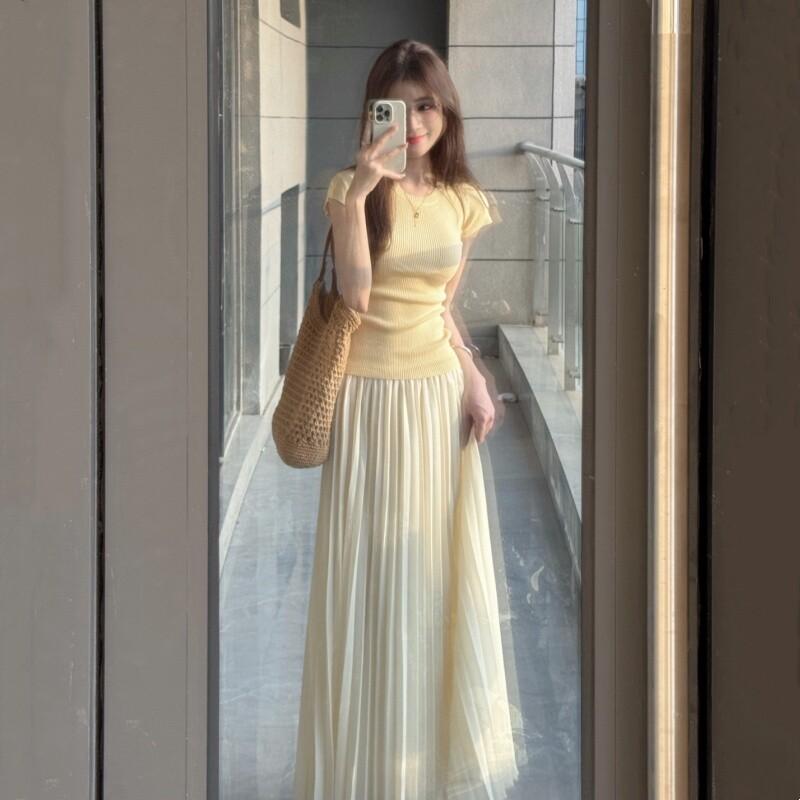 レディース 春夏 ニット トップス プリーツ ハーフスカート 2点セット ビビッドカラー 軽量 伸縮性 普段使い・セット内容: 2点セット・袖丈: 短袖・ネックライン: クルーネック・着用方法: プルオーバー・サイズ展開: S.M.L・カラー展開: 淡黄色（上衣）.杏色（スカート）