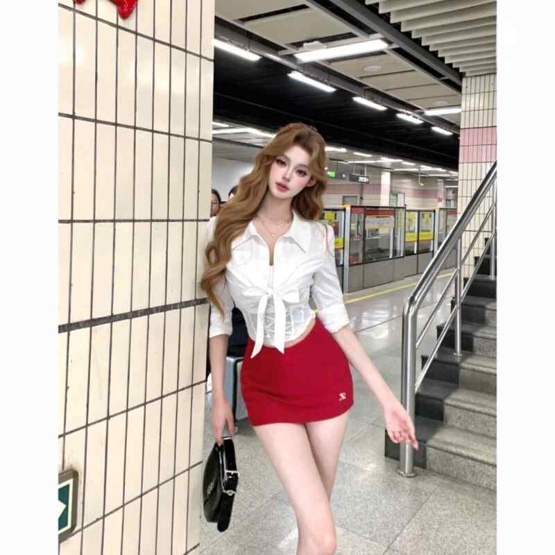 レディース 夏 セクシー トップス ハーフスカート セット 修身 スリム フィット 短丈 スタイル アメリカン カジュアル 普段使い 軽量 吸湿速乾 綿素材 ビッグシルエット・サイズ展開: XS.S.M.L・商品構成: 白色シャツ.白色インナー.赤い半身スカートパンツ