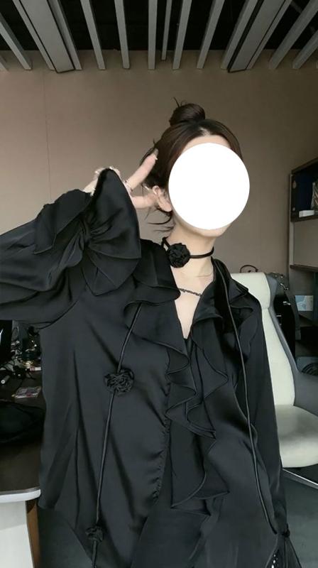 ブラウス レディース Vネック 長袖 ブラック 春夏 薄手 フリル リボン 高級感 フェミニン スタイリッシュ 軽量 通勤 普段使い トップス・・版型: ゆったり・ディテール: ボタン・袖丈: 長袖・ネックライン: Vネック・柄: 無地・サイズ展開: S.M.L.XL・カラー展開: ブラック.ホワイト・対象年齢: 25-29歳