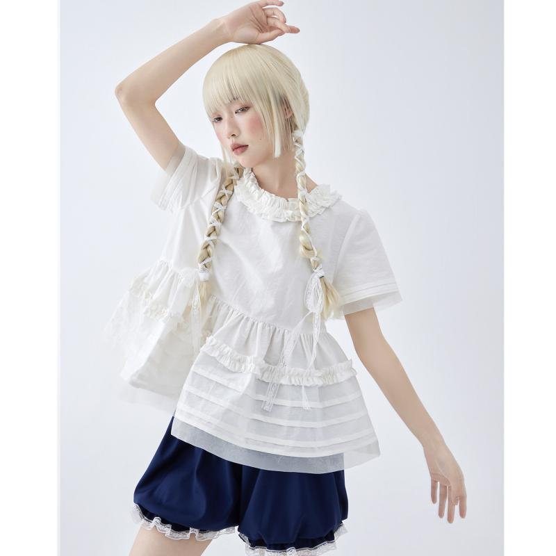 ブラウス レディース 白 レース フリル 襟 短袖 ゆったり かわいい トップス ガーリー カジュアル 日常使い 軽やか シルエット フェミニン・スタイル: スイートプリンセス・フィット: ・詳細: フリル.パッチワーク.リーフエッジ.チュール・袖型: ストレート・主な素材: 綿65%.ナイロン35%・対象年齢: 25-29歳・袖丈: 短袖・ネックライン: フリルカラー・丈: 標準・柄: 無地・開き: プルオーバー・サイズ展開: S,M,L・カラー展開: 白兔糖