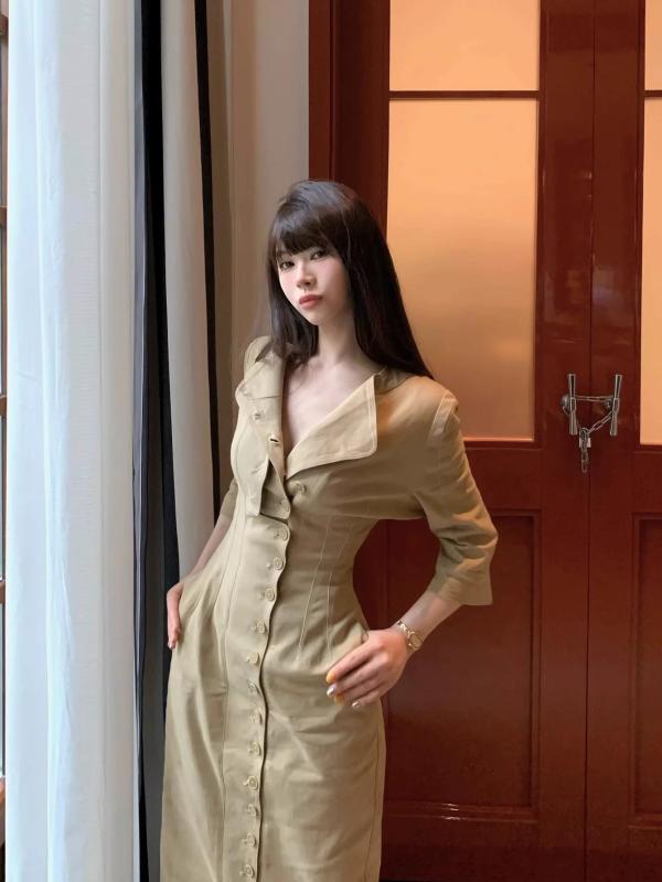 ワンピース 女性用 秋 フレンチ レトロ 高級感 トレンチコート風 ロング ウエストシェイプ スリム シングルブレスト 多ボタン 切り替え