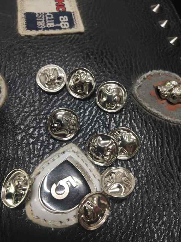 ボタン アルファベット 金属 高級感 トレンド カジュアル 衣類用 袖口用 ズボン用 ファッションアクセサリー 装飾 メタルパーツ