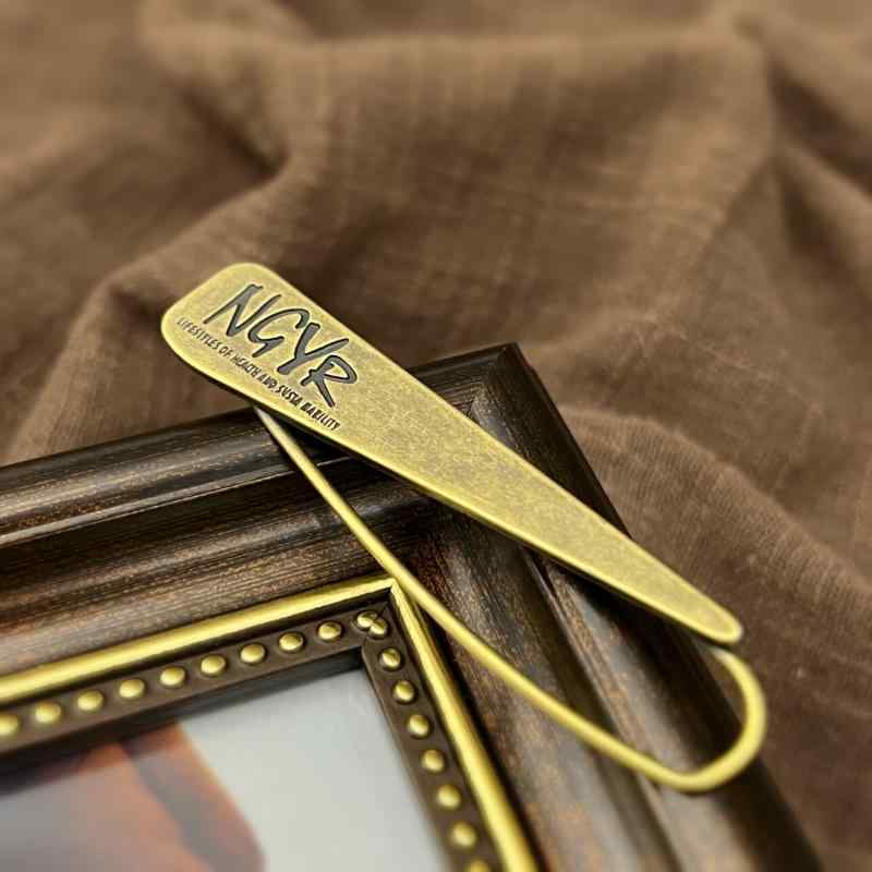 ブローチ レディース レトロ 英語レタリング デザイン コスチュームジュエリー ニットセーター ショール カーディガン スカーフ 固定 装飾 ピン ファッションアクセサリー 普段使い