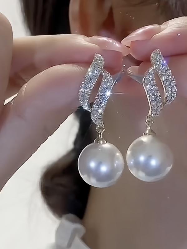 イヤリング 女性用 パール シルバー ニードル ドロップ スタイリッシュ デザイン トレンド 気質 万能 コーディネート アクセサリー ジュエリー シンプル 日常使い ギフト 向き 軽量 輝き 天然風