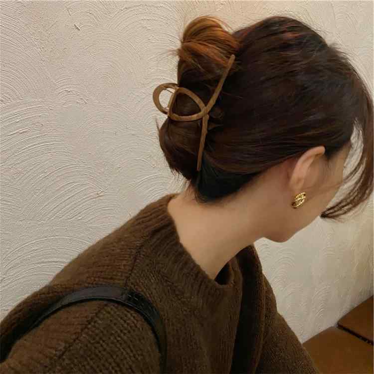 ヘアアクセサリー 女性用 韓国 大型 シンプル クール 交叉 グリップ 後頭部 ヘアクリップ 法式 レトロ ヘア飾り 伸縮性 軽量 普段使い ブラック系
