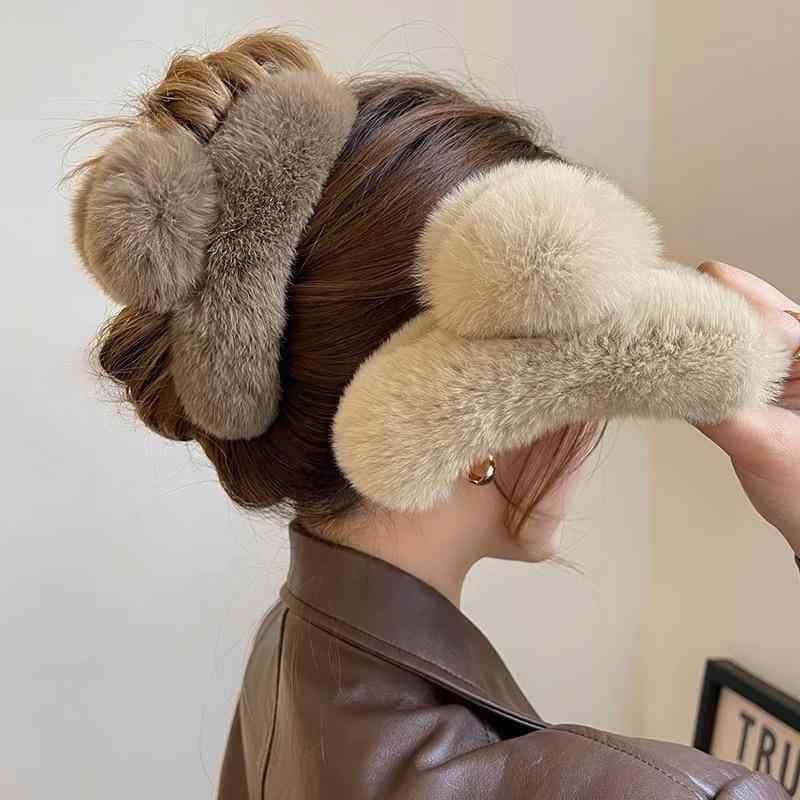 樂天商城 - ヘアクリップ 女性用 復古 大型 フラッフィー シャーククリップ 高級感 後頭部 毛皮風 アクセサリー かわいい ヘアアレンジ 普段使い 柔らかい ブラウン系 ウィンター ファッション ヘアピン バタフライクリップ ウッド調 ビッグサイズ スタイリッシュ