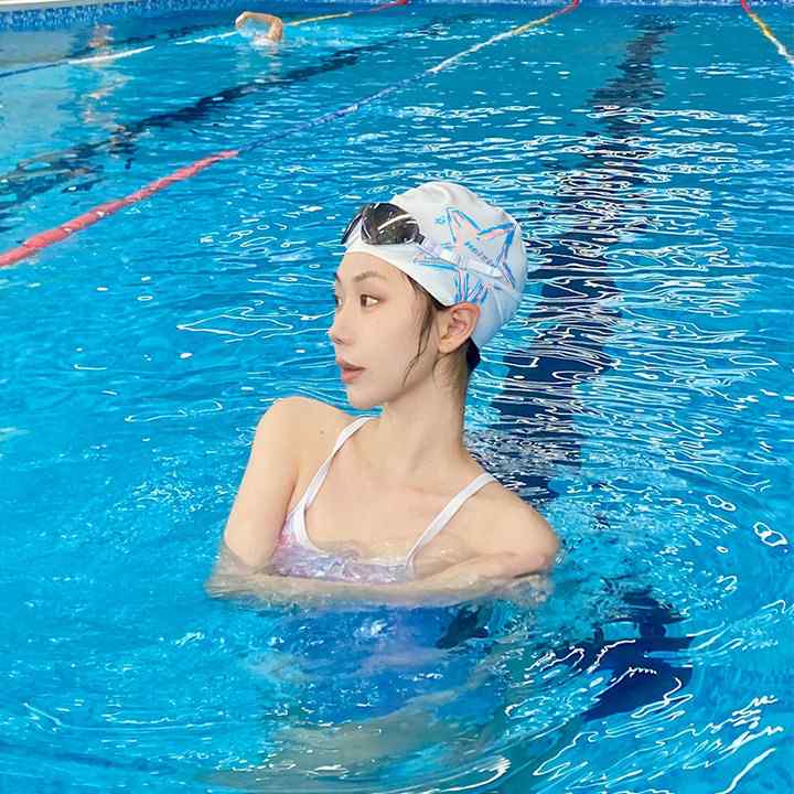 Swimming Caps - レディース スイムキャップ 防水 シリコン素材 長髪対応 頭締め付け防止 プロ仕様 大きめサイズ 伸縮性 快適フィット 水泳用 プールアクセサリー
