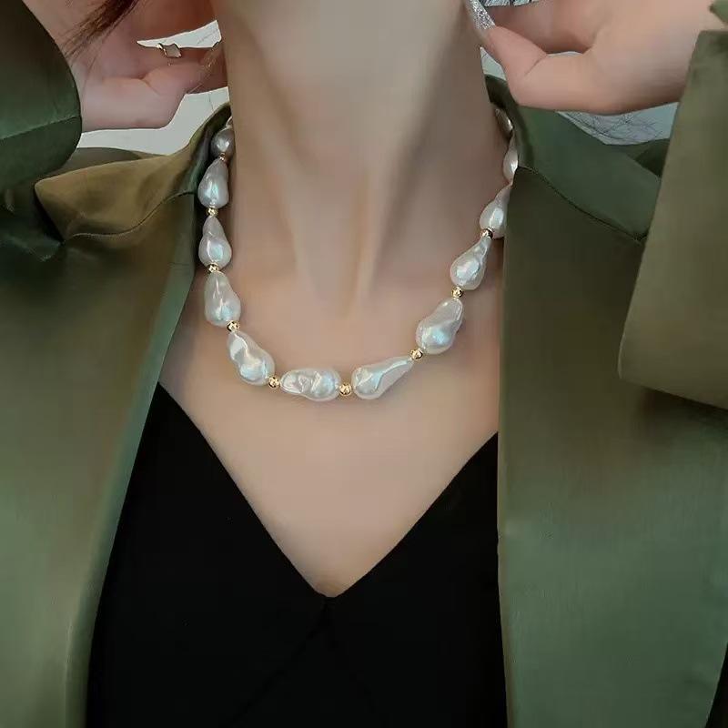 Rakuten - ネックレス 女性用 個性的 軽量 高級感 バロック風 不規則 形状 珍珠 鎖骨チェーン 首元チェーン セーター チェーン シルバー アクセサリー 華奢 日常使い スタイリッシュ