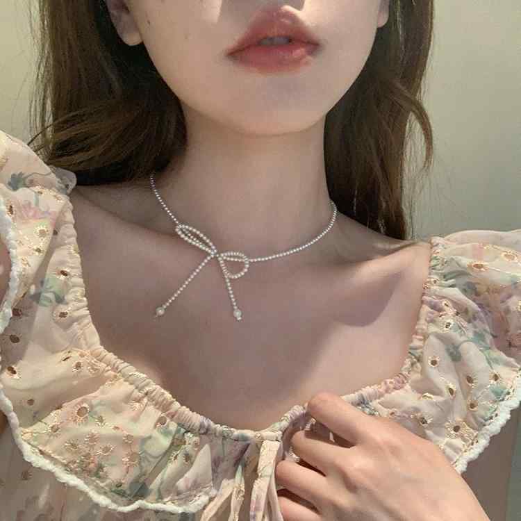 ネックレス 女性用 蝶結び 鎖骨チェーン 仙 チョーカー 短め 優しい 春夏 かわいい 軽量 アクセサリー デイリー 使い シルバー調 細身 レイヤード 対応