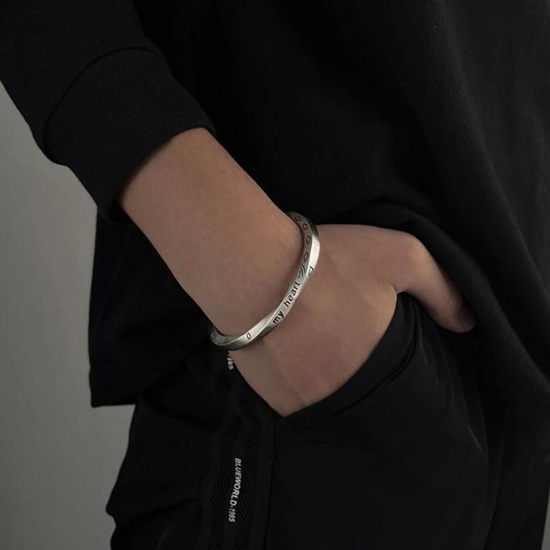 ブレスレット メンズ ユニセックス カップル メビウスリング シンプル チタニウムスチール アルファベット モチーフ ファッション 個性派 開口タイプ サイズ調整 耐久性 スタイリッシュ アクセサリー 日常使い メタル デザイン