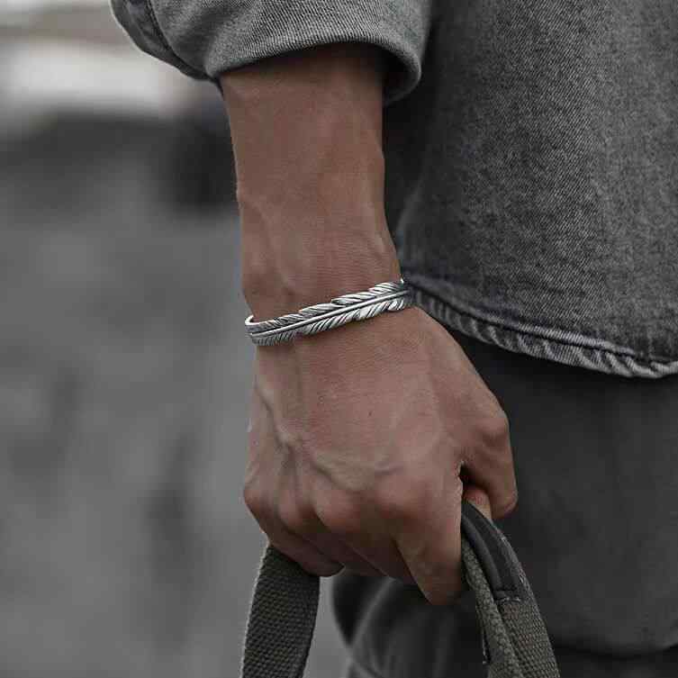 ブレスレット シルバー 羽毛 モチーフ ユニセックス アクセサリー 手首輪 シンプル 個性派 レトロ ヴィンテージ風 韓国スタイル 開口式 カジュアル 普段使い トレンド クール デザイン
