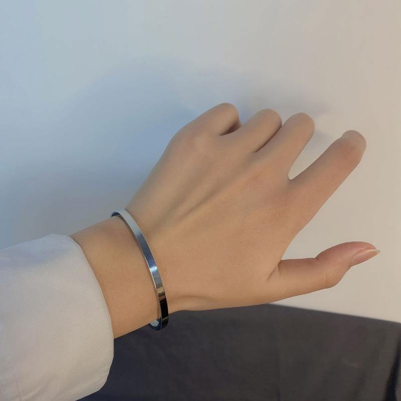 ブレスレット 男女用 チタン製 シンプル 個性的 多用途 高級感 レトロ 上品 ニッチ 普段使い カジュアル 軽量 耐久性 手首飾り バングル アクセサリー