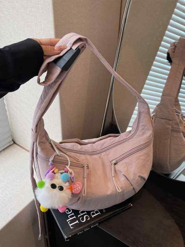 レディース ナイロン ショルダーバッグ 牛角型 軽量 カジュアル 通勤用 普段使い コーディネートしやすい 個性的 デザイン 丸み 形状