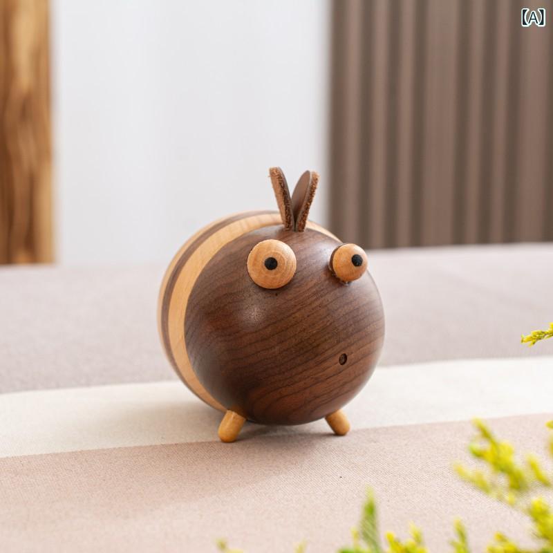 リバーパディの木製 牙签入れ 蜂 実木 家用 かわいい インテリア 置物 ナチュラル 木目 調 デスク キッチン 収納 容器 シンプル 蜂柄 木質 ディスプレイ ラック アクセサリー ボックス｜アングル2