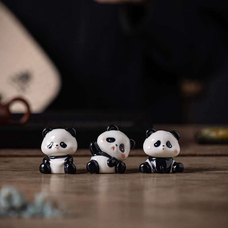 置物 レディース かわいい パンダ 陶器 ミニチュア フィギュア インテリア 雑貨 癒し系 オブジェ 卓上 飾り デスク周り 盆栽 アクセサリー 玄関 リビング 寝室 装飾品 プレゼント ギフト 小型 小さめ 置き物 熊猫 動物 アニマル 飾り物 癒やし riverpaddy-11660048 リバーパディ パッケージ画像