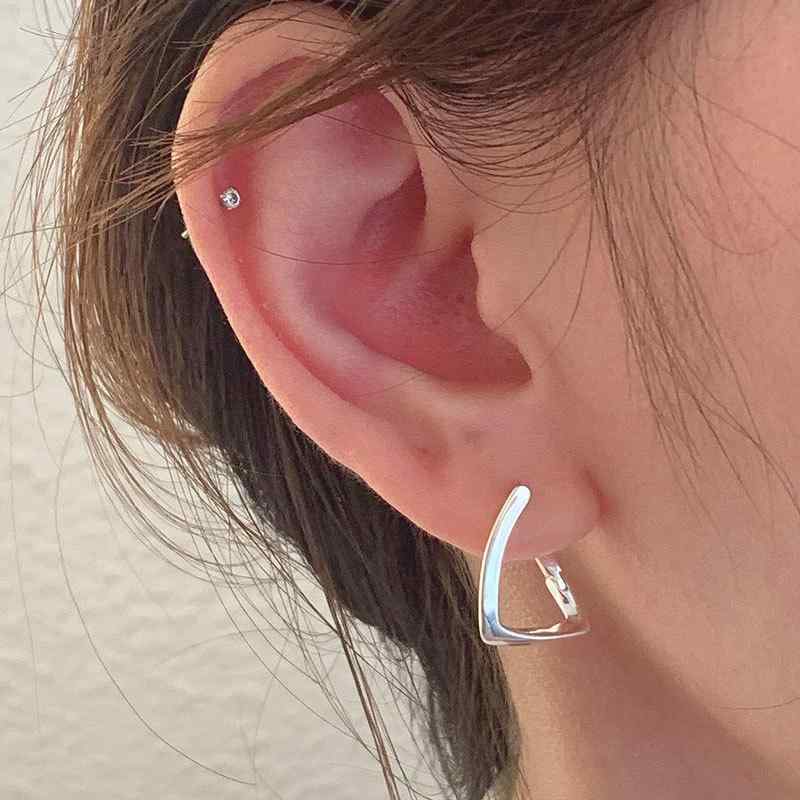 Chromium - イヤリング 女性用 かわいい 小物 高級感 ツイスト 方形 幾何学 シンプル モダン アクセサリー シルバー調 ゴールド調 普段使い 軽量 細工細やか 耳元飾り