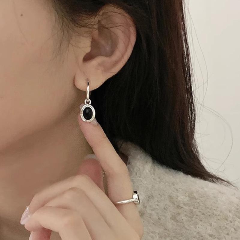 乐天商城 - イヤリング 女性用 ブラック 楕円 ジルコニア 精緻 魅惑的 スタイリッシュ S925シルバー ピン クリップ ユニーク アクセサリー 耳飾り ファッション 日常使い 軽量 シンプル モダン