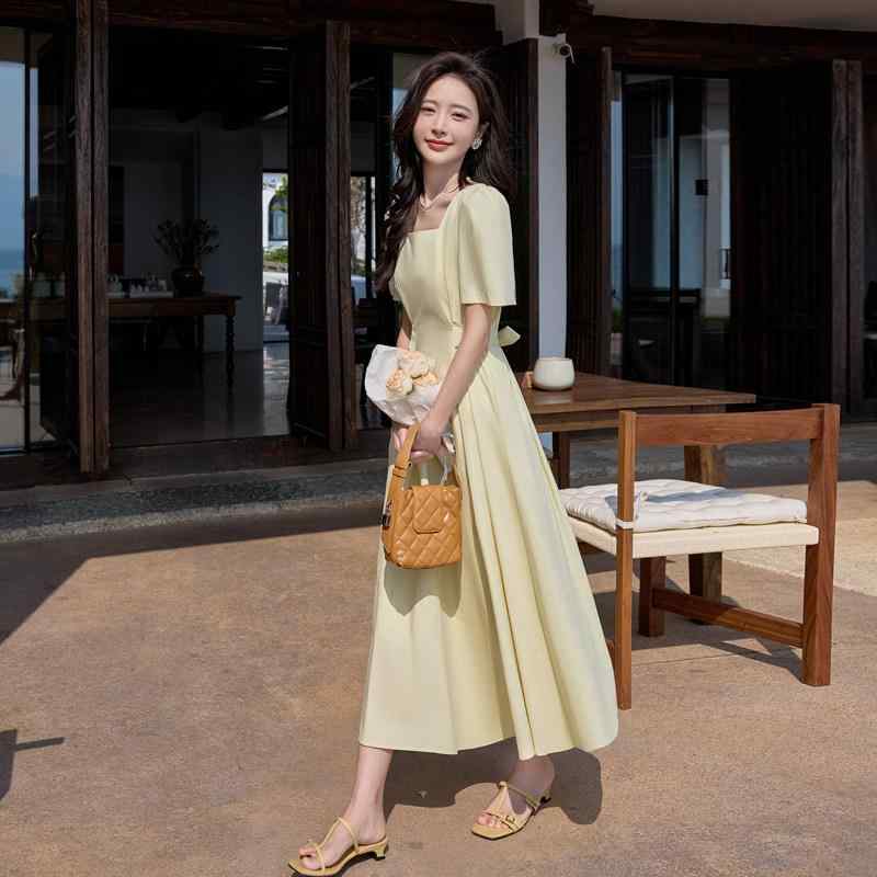 ワンピース レディース パフスリーブ スクエアネック 膝下丈 ロング 淡い黄色 コットン 夏 エレガント 韓国スタイル ぽっちゃり対応 スリム見せ ウエストシェイプ 軽やか 女性らしい シルエット 日常使い