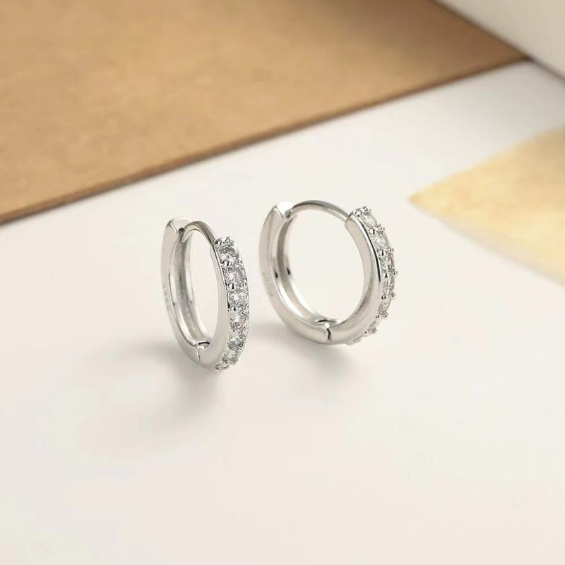 Rakuten - イヤーカフ 女性用 高級感 ミステリアス ジルコニア インセット クールトーン シンプル 耳輪 アクセサリー かわいい 普段使い 軽量 金属 シルバー系