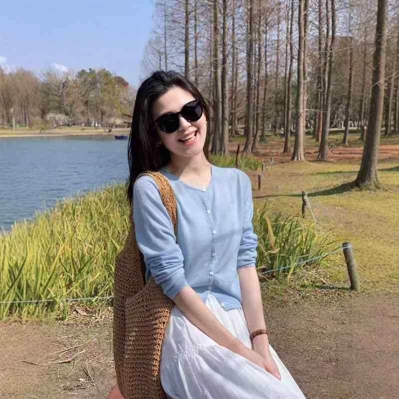 カーディガン 女性用 ブルー 接触冷感 ニット 紫外線カット 夏 薄手 高級感 エアコン対策 アウター 吸湿速乾 軽量 普段使い 通気性 柔らかい 伸縮性・韓国・シルエット: レギュラー・袖型: 標準・: 開衫・対象年齢: 18-24歳・セット: 単品・厚み: 標準・袖丈: 長袖・ネックライン: 丸首・丈: 標準・前開き: シングルボタン・柄: 無地・サイズ展開: S.M.L.XL・カラー展開: ブルー