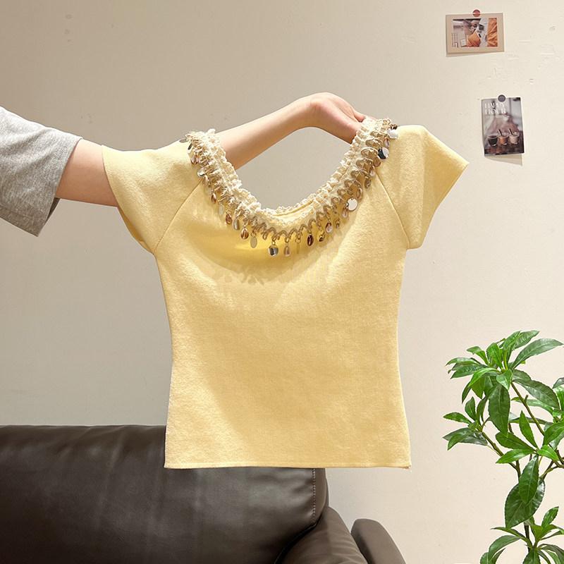 レディース ニット トップス 短袖 Tシャツ 夏用 イエロー オフショルダー ビーズ 装飾 ユニーク 伸縮性 軽量 吸湿速乾 女性 カジュアル 普段使い・スタイル: 韓国通勤・フィット: スリム・袖丈: 短袖・ネックライン: クルーネック・着丈: 短め・柄: 無地・カラー展開: イエロー.アプリコット.ピンク・サイズ展開: S.M.L