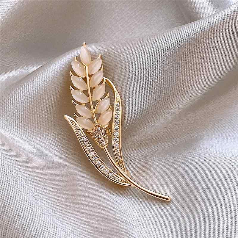 ブローチ 女性用 高級感 精巧 ファッション 服飾 ピン アクセサリー 気品 胸花 スカーフ バックル シルバー ゴールド ピンタイプ コサージュ コーム クラシック デコレーション 軽量 普段使い 華やか アクセント