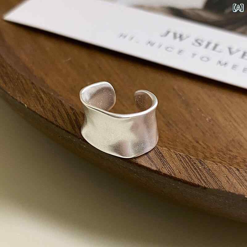 イヤリング 銀 耳骨クリップ マット加工 シンプル ユニーク 耳飾り アクセサリー 女性用 普段使い 軽量 細身 シルバー アクセント