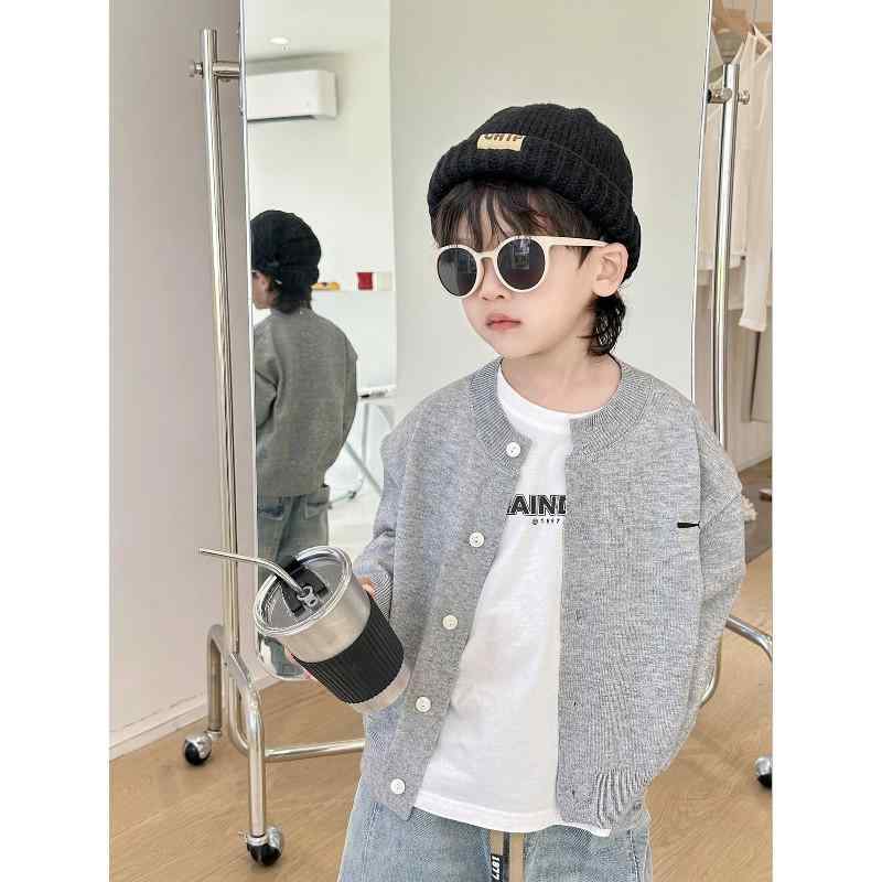 カーディガン 男の子 薄手 ニット 春秋秋冬 軽量 春装 インナー トップス コットン混 伸縮性 カジュアル 普段使い・スタイル: 韓国・柄: 無地・ネックライン: クルーネック・対象性別: 男の子・前立て: 単排ボタン・毛糸太さ: 細毛線・色展開: 米白.黒.浅灰・身長目安: 90cm.100cm.110cm.120cm.130cm.140cm・袖丈: 長袖・厚み: 標準・対象年齢: 18ヶ月.2歳.3歳.4歳.5歳.6歳.7歳・加工: 柔軟処理