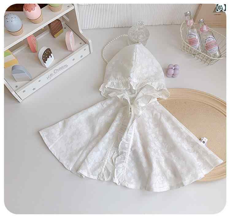 ベビー 女の子 夏用 薄手 フード付き ケープ ポンチョ 外套 ショール 日焼け防止 服 UVカット 軽量 かわいい スタイリッシュ 肩掛け 赤ちゃん服 女児 夏季 防紫外線 外出着・スタイル: 韓国・柄: 無地・適用性別: 女・帽子: あり（取り外し不可）・カラー展開: 白色.ピンク・サイズ展開: S（身長66-73cm）.M（身長80-90cm）・厚み: 薄手・主な素材: 綿55%.ポリエステル45%・適用年齢: 3ヶ月.6ヶ月.9ヶ月.12ヶ月.18ヶ月・安全基準: A級