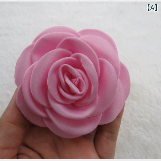 レディース ブローチ 椿 モチーフ 布 花 コサージュ 胸飾り ビジネス 通勤用 アクセサリー 汎用 合わせやすい 大人 エレガント ピン留め 日常使い フォーマル 装飾品 女性向け 花柄 軽量 シンプル スタイリッシュ