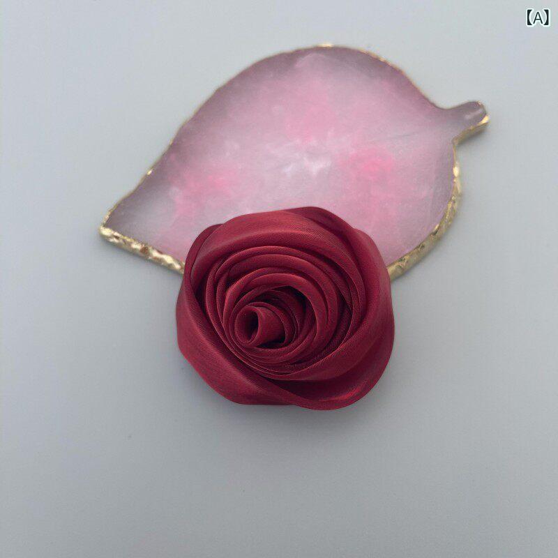 ブローチ 布 バラ 小花 モチーフ 胸花 ビジネス コーディネート かわいい ピン アクセサリー ユニセックス 花柄 装飾 ファッション アイテム 女性 男性 日常使い 軽量 柔らかい 素材 ピンク 系 カラー