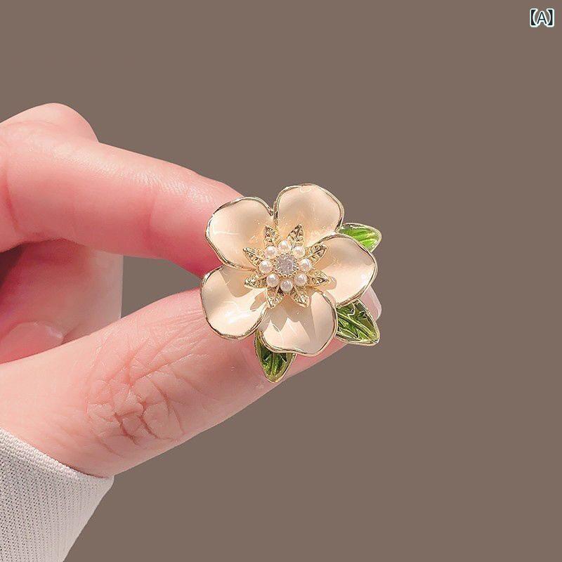 レディース ブローチ ガーデニア 花柄 釉薬加工 幻想的 高級感 胸花 アクセサリー ナチュラル スタイル ファッション 装飾 ピン 留め具 女性用 日常使い 華やか 装い