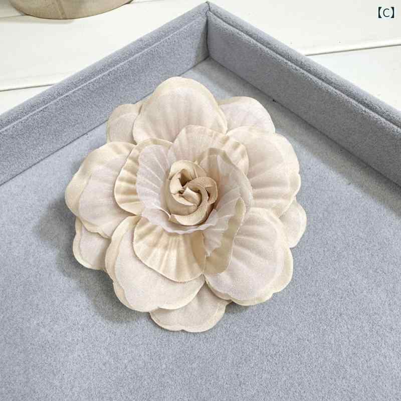 リバーパディのレディース ブローチ 布 カメリア 花モチーフ 胸元ピン 花飾り ファッションアクセサリー かわいい 女性用 小物｜アングル3