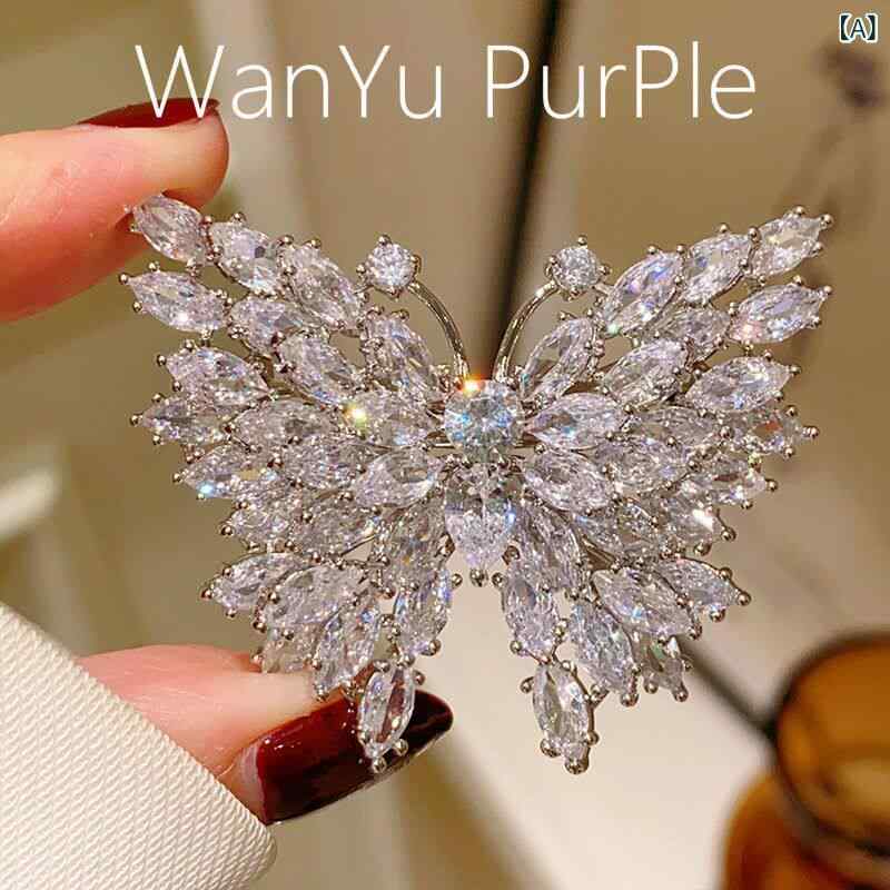 ブローチ 蝶 立体 輝く きらびやか エレガント 胸花 ピンバッジ アクセサリー 華やか 装飾 ピン 留め具