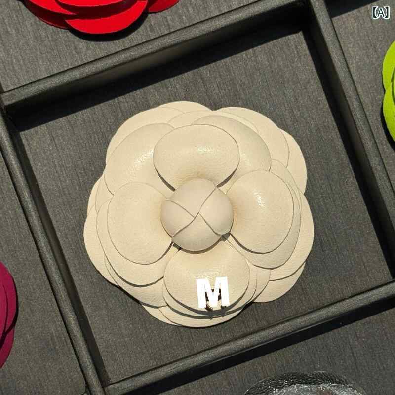 レディース ブローチ 椿花 モチーフ 羊革 レトロ コンパクト 高級感 ファッション アクセサリー 胸元 飾り フラワー ソフト レザー ビンテージ スタイル