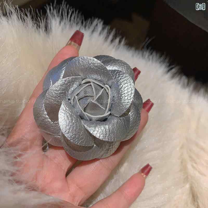 リバーパディのブローチ 女性用 革製 クラシック かわいい 復古 フレンチスタイル 高級感 アクセサリー 胸花 ピン 装飾 花モチーフ 軽量 普段使い シルバー系 ゴールド系 通年｜アングル3