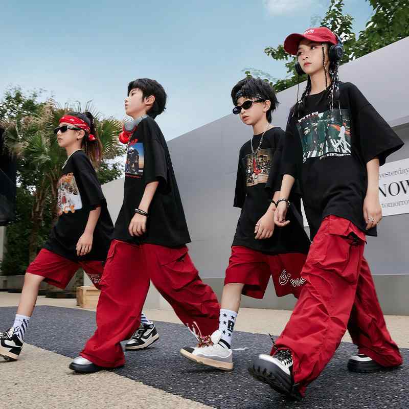 キッズ ヒップホップ ストリートダンス 衣装 小学生 運動会 開会式 パフォーマンス 黒 赤 系 ステージ 演出服 ストリートファッション・カテゴリ: 子供用街舞服・スタイル: ヒップホップ・袖丈: 長袖.短袖・柄: プリント・カラー展開: 黒.白.赤・サイズ展開: 110cm,120cm,130cm,140cm,150cm,160cm,170cm,180cm・対象年齢: 17歳以下