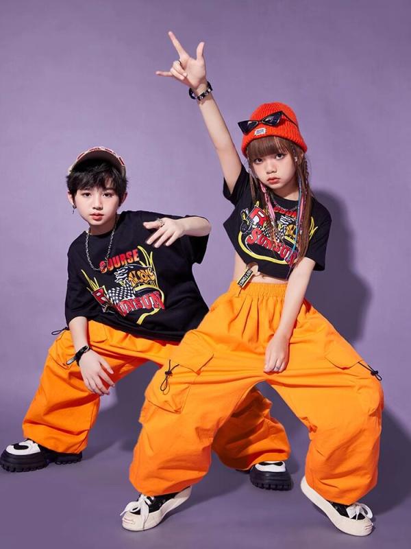 キッズ 男の子 ストリートダンス ヒップホップ ジャズダンス 夏 パフォーマンス衣装 セット スタイリッシュ 練習着 幼稚園 学生用・スタイル: ヒップホップ・用途: ストリートダンス・主な素材: 綿・適用性別: ユニセックス・対象年齢: 5-14歳・参考身長: 110cm.120cm.130cm.140cm.150cm.160cm.170cm.180cm・カラー展開: 黒.白.オレンジ・商品構成: Tシャツ.パンツ.発帯.帽子