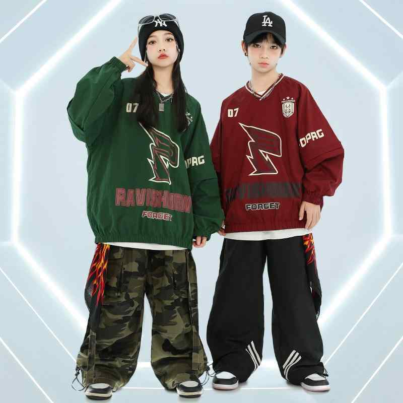 子供服 男の子用 ヒップホップ ダンス衣装 冬 パフォーマンスセット ストリートファッション クールスタイル 動きやすい 伸縮性素材 セットアップ 黒基調・主な素材: 綿100%・サイズ展開: 120cm.130cm.140cm.150cm.160cm.170cm.180cm・カラー展開: 2点セット（赤上衣+迷彩長パンツ）.3点セット（赤上衣+迷彩長パンツ+スカーフ）.4点セット（赤上衣+迷彩長パンツ+スカーフ+帽子）.5点セット（赤上衣+迷彩長パンツ+スカーフ+帽子+サングラス）.6点セット（赤上衣+迷彩長パンツ+スカーフ+帽子+サングラス+ネックレス）.7点セット（赤上衣+迷彩長パンツ+インナー+スカーフ+帽子+サングラス+ネックレス）.2点セット（緑上衣+三杠長パンツ）.3点セット（緑上衣+三杠長パンツ+スカーフ）.4点セット（緑上衣+三杠長パンツ+スカーフ+キャップ）.5点セット（緑上衣+三杠長パンツ+スカーフ+キャップ+ネックレス）.6点セット（緑上衣+三杠長パンツ+インナー+スカーフ+キャップ+ネックレス）.赤上衣.緑上衣.迷彩長パンツ.黒三杠長パンツ.インナーベスト