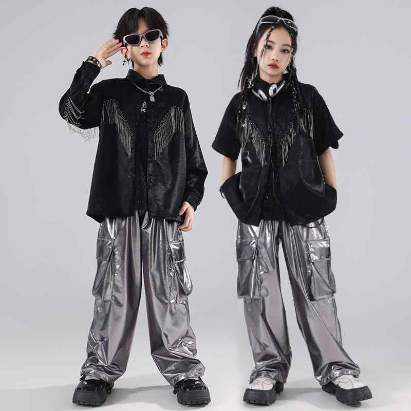 キッズ ヒップホップ ダンス 衣装 短袖 セット 男の子 女の子 ステージ パフォーマンス ストリート スタイル 動きやすい 伸縮性 素材・スタイル: ヒップホップ・対象ダンス: ストリートダンス・対象年齢: 5歳.6歳.7歳.8歳.9歳.10歳.11歳.12歳.13歳.14歳・性別: 男女共通・身長目安: 120cm.130cm.140cm.150cm.160cm.170cm.180cm・カラー展開: 短袖黒フリンジシャツ+シルバーパンツ.短袖黒フリンジシャツ+シルバーパンツ+スパンコールブラックTシャツ.短袖黒フリンジシャツ+シルバーパンツ+スパンコールブラックTシャツ+ネックレス.短袖黒フリンジシャツ+シルバーパンツ+スパンコールブラックTシャツ+ネックレス+ソックス.長袖黒フリンジシャツ+シルバーパンツ.長袖黒フリンジシャツ+シルバーパンツ+スパンコールブラックTシャツ.長袖黒フリンジシャツ+シルバーパンツ+スパンコールブラックTシャツ+ネックレス.長袖黒フリンジシャツ+シルバーパンツ+スパンコールブラックTシャツ+ネックレス+ソックス.シルバーパンツ.短袖黒フリンジシャツ.長袖黒フリンジシャツ