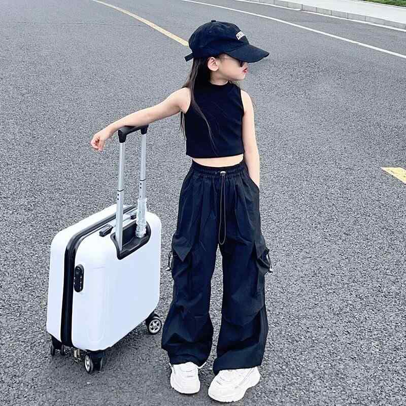 女児 ダンス衣装 夏用 セット ジャズ ヒップホップ ストリート スタイリッシュ パフォーマンス 女の子服 子供用 クール 洋気 ランウェイ 潮服・対象年齢: 3歳～14歳・・対象性別: 女性・カラー展開: 白い背心.黒い背心.黒いワークパンツ.白い上衣+黒いワークパンツ.黒い上衣+黒いワークパンツ・サイズ展開: 120cm.130cm.140cm.150cm.160cm.170cm・適用ダンス: ジャズダンス