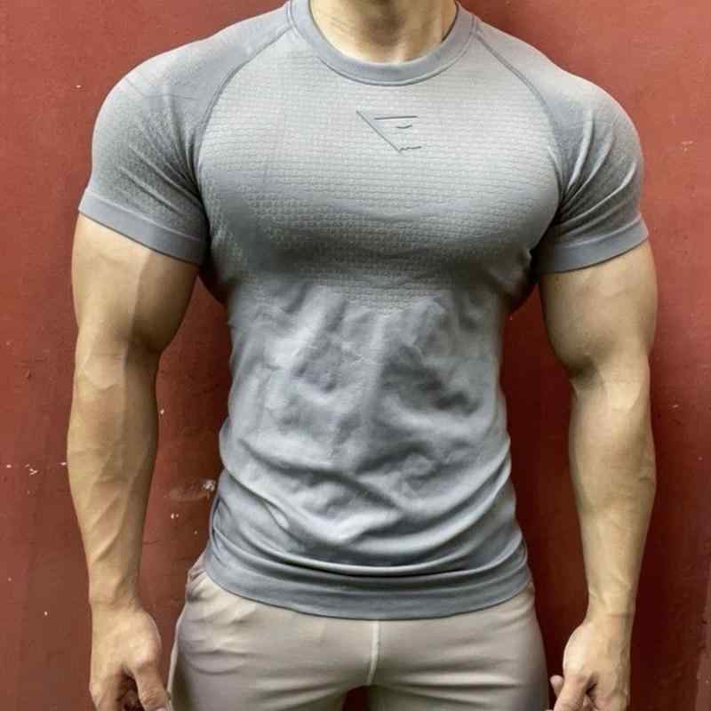 Tシャツ メンズ 夏用 トレーニング コンプレッション 超伸縮 筋肉強調 クルーネック 短袖 フィットネス 微細柄 ボディライン スポーツウェア ジム用 吸汗速乾 軽量 ストレッチ素材・対象: メンズ・機能: 吸湿排汗・袖丈: 短袖・用途: 総合トレーニング・丈: ヒップ丈・カラー展開: ブラック.グレー・サイズ展開: S.M.L.XL