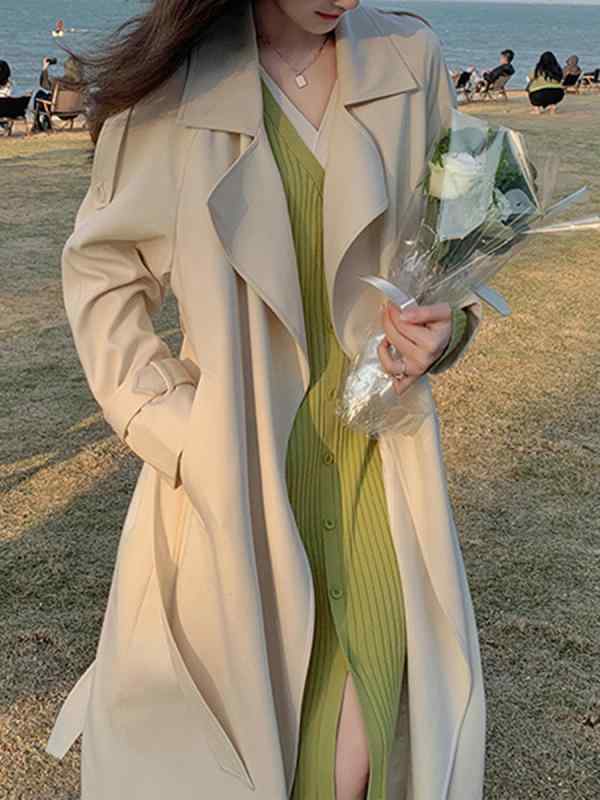 トレンチコート 女性用 ホワイト 中長丈 春秋 ペティート対応 イギリス風 カジュアル 日常使い 軽量 コットン混 防水加工・サイズ展開: XS.S.M.L.XL・主な素材: 有機綿・柄: 無地・・襟: スーツ領・フロント: ドローストリング・カラー展開: カーキ.黒.ミルクホワイト・袖丈: 長袖・着丈: 中長・シルエット: ストレート・裏地: ポリエステル100%・要素: ポケット.ドローストリング.ストラップ.肩章