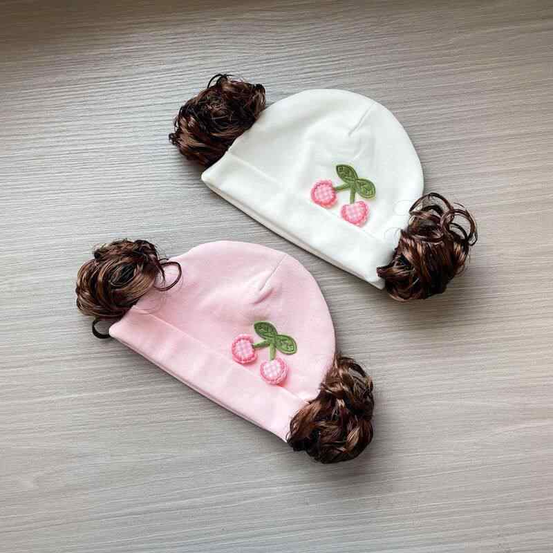 ベビー帽子 女の子 新生児 春秋 かわいい プリンセス ウィッグ 胎帽 スイート プルオーバー スタイル 柔らかい 赤ちゃん用・スタイル: 甘美・帽頂スタイル: 丸頂・主な素材: 綿95%以上・適用シーン: 街歩き・帽檐スタイル: 無檐・帽子タイプ: プリンセス帽・適用性別: 女性・カラー展開: ピンク（チェックフラワー）.白（チェックフラワー）.ピンク（チェックチェリー）.白（チェックチェリー）.ピンク（緑葉フラワー）.白（緑葉フラワー）.ピンク（ブルーキャンディ）.白（オレンジキャンディ）・サイズ展開: S（0-3ヶ月.頭囲38-40cm）.M（3-6ヶ月.頭囲40-43cm）.L（6-12ヶ月.頭囲43-46cm）